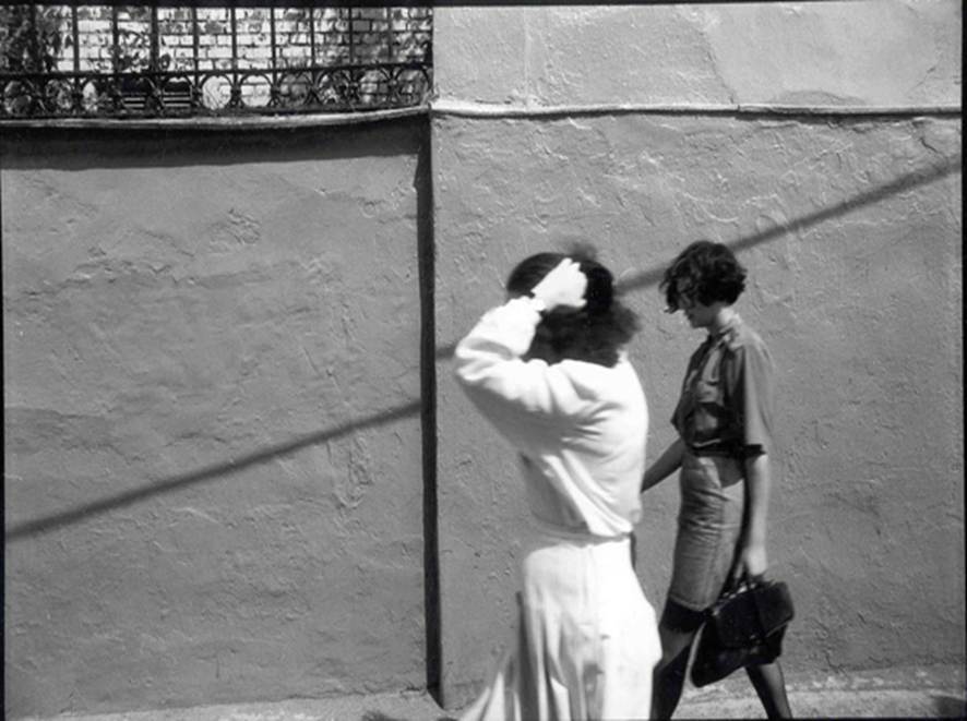 Alexandre Slusarev two women passing a wall 1993