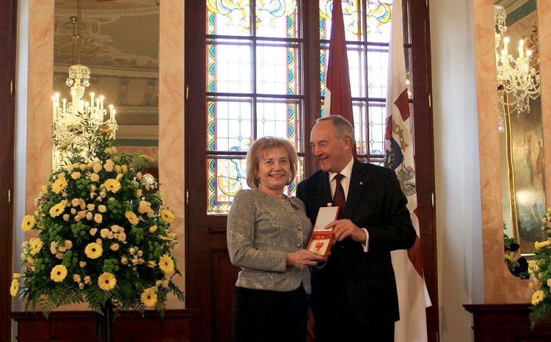 E.A.Freimane kopā ar Latvijas valsts prezidentu A.Bērziņu, augsto apbalvojumu saņemot 04.05.2015.