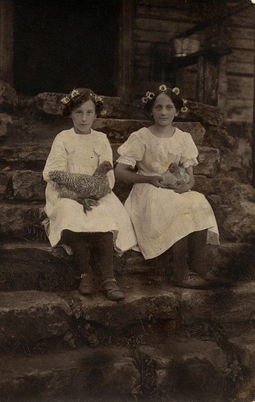 Minna Kaktiņa. “Divas meitenes uz kāpnēm”, 1910. gadi. No Latvijas Fotogrāfijas muzeja krājuma.